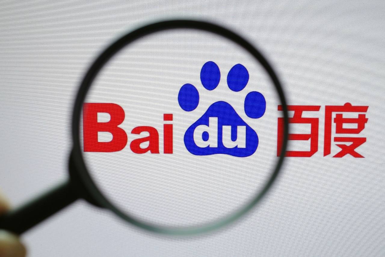 欧豪把个角色的名字挂在衣服上